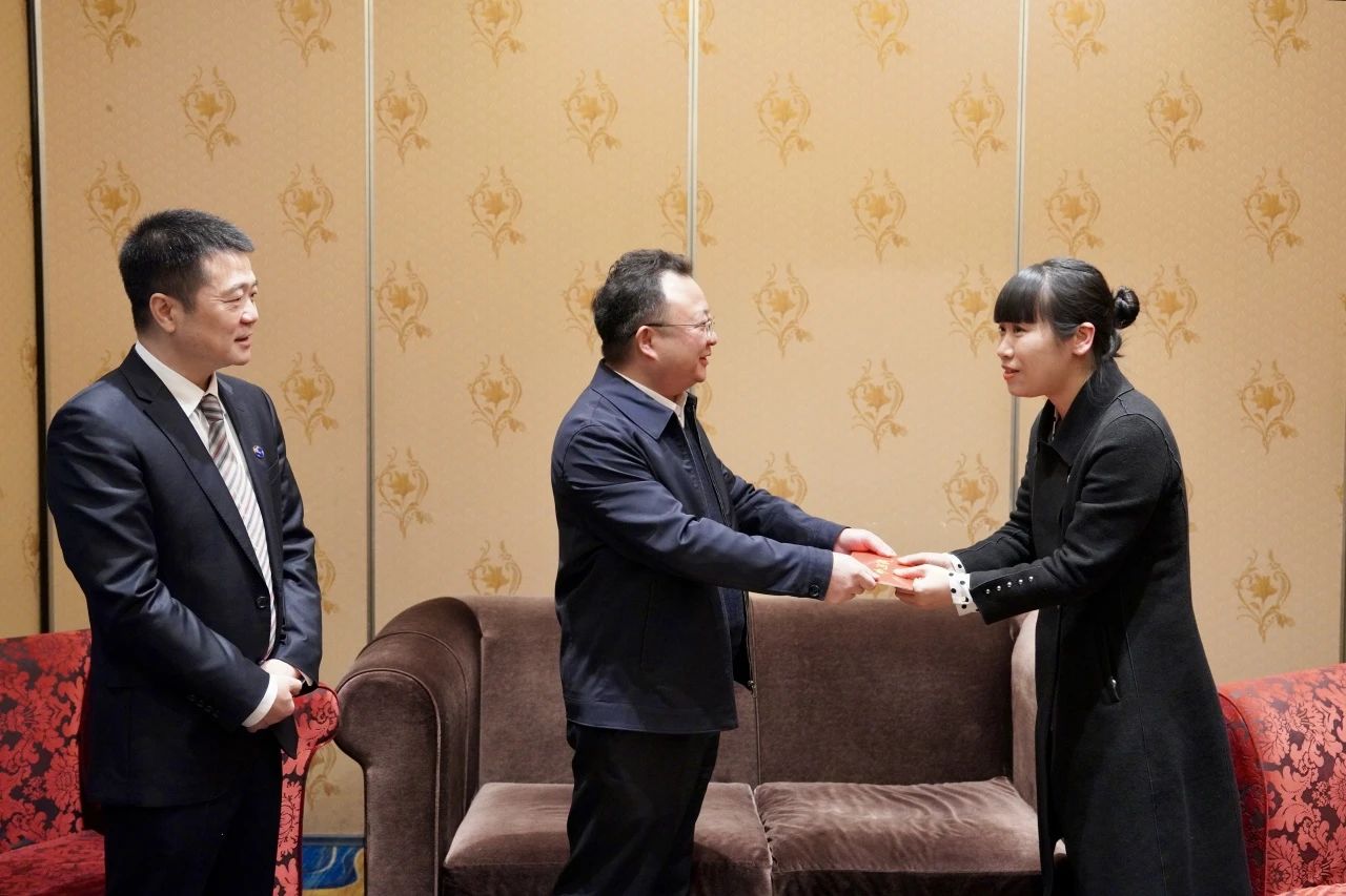 省國資委黨委委員、副主任何政一行走訪慰問省旅投集團生活困難黨員