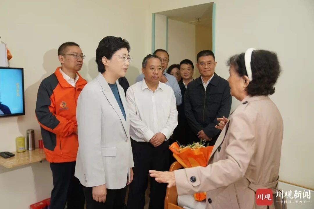 施小琳到少城街道社區(qū)養(yǎng)老服務(wù)中心慰問(wèn)老人和為老服務(wù)工作者