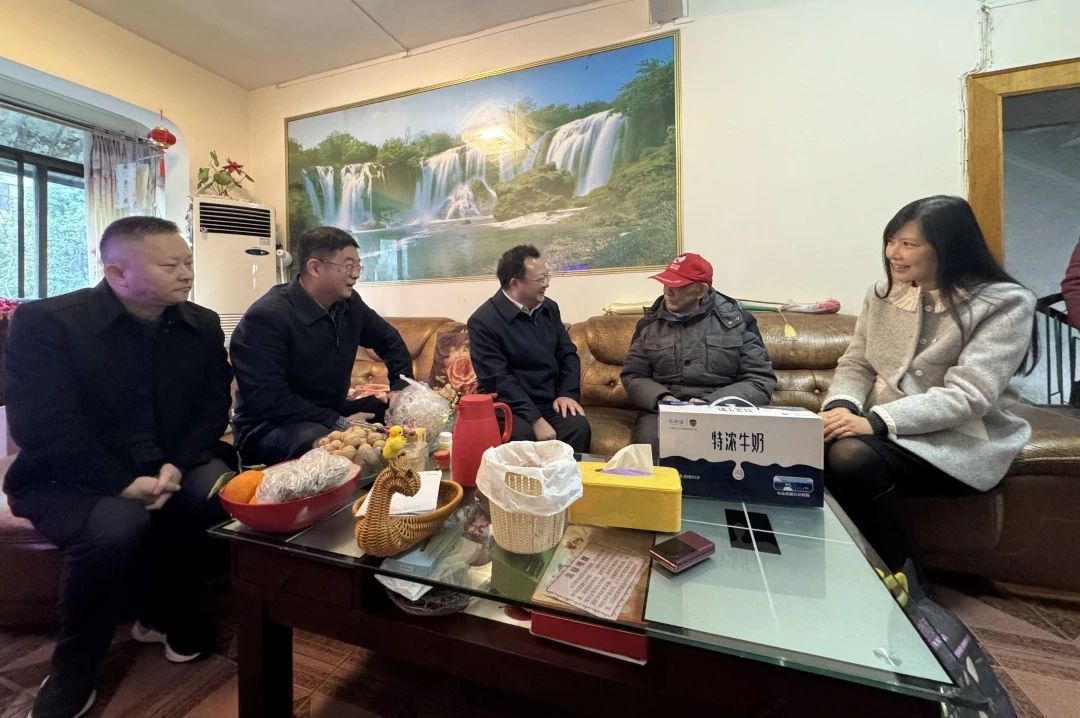 省國資委黨委委員、副主任何政走訪慰問省旅投集團老黨員、老干部